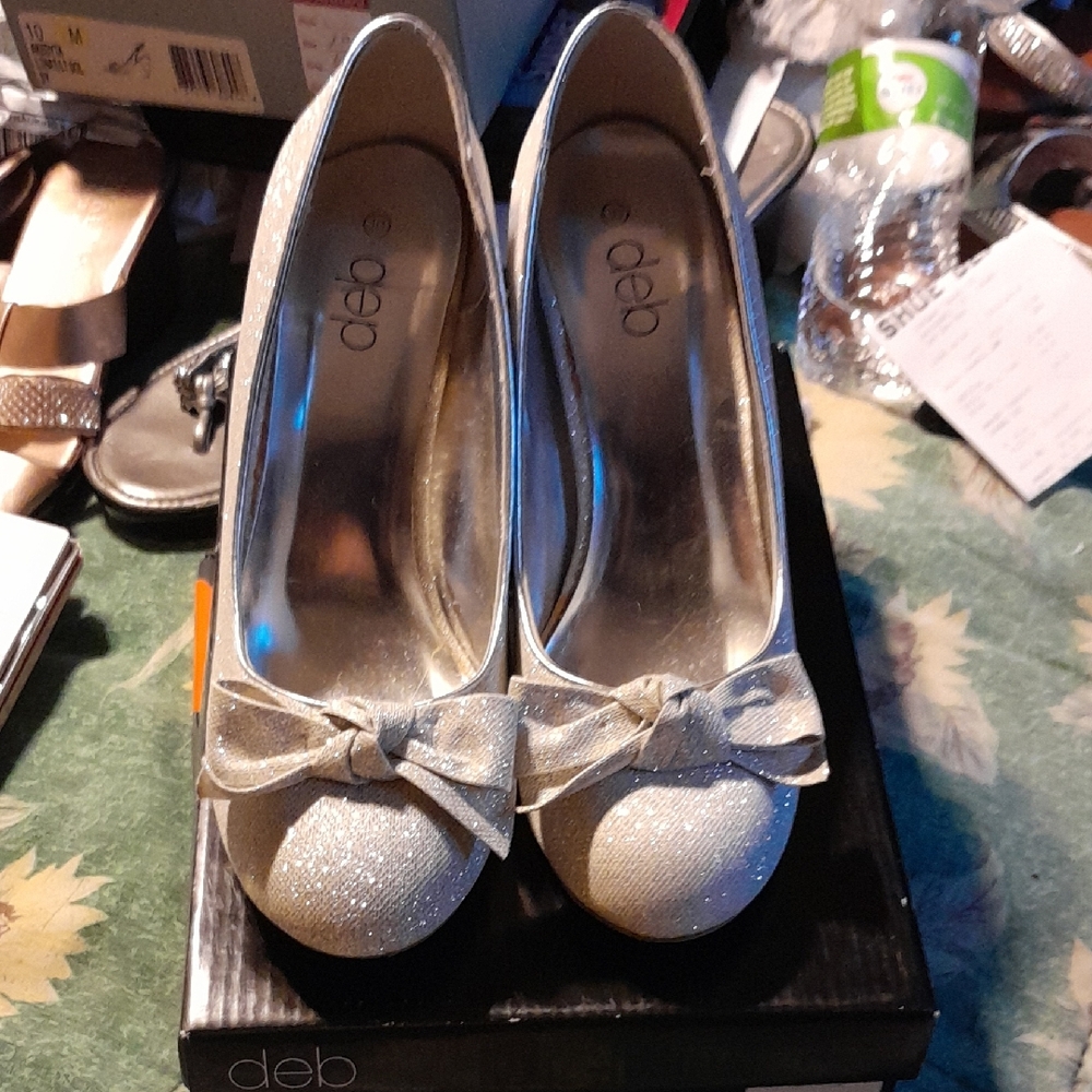 Deb Sparkling Silver Bow Heels New Size 10